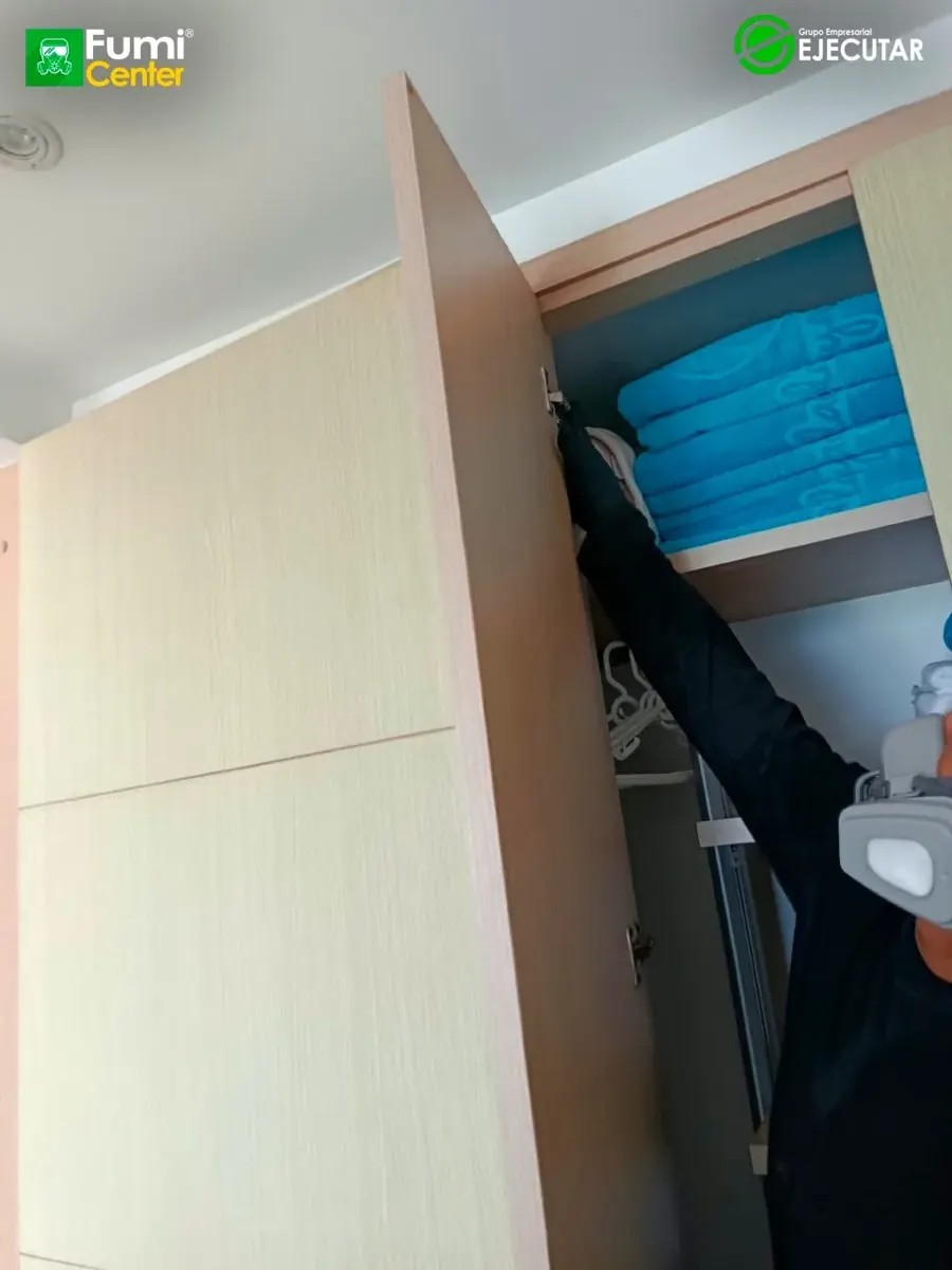 Técnico de FumiCenter revisando y tratando clósets, cocina y áreas de un apartamento en Santa Marta