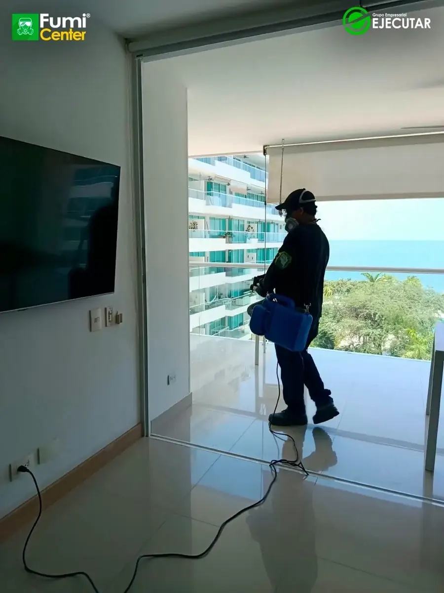 Técnico de FumiCenter revisando y tratando clósets, cocina y áreas de un apartamento en Santa Marta