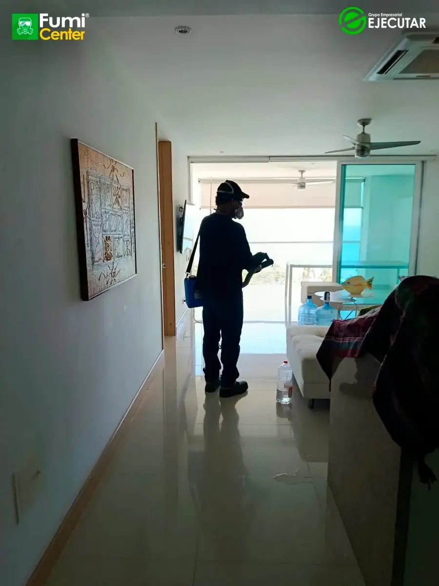 Técnico de FumiCenter revisando y tratando clósets, cocina y áreas de un apartamento en Santa Marta