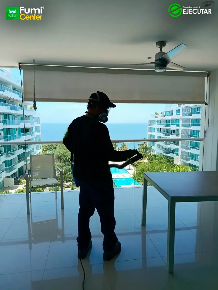 Técnico de FumiCenter revisando y tratando clósets, cocina y áreas de un apartamento en Santa Marta