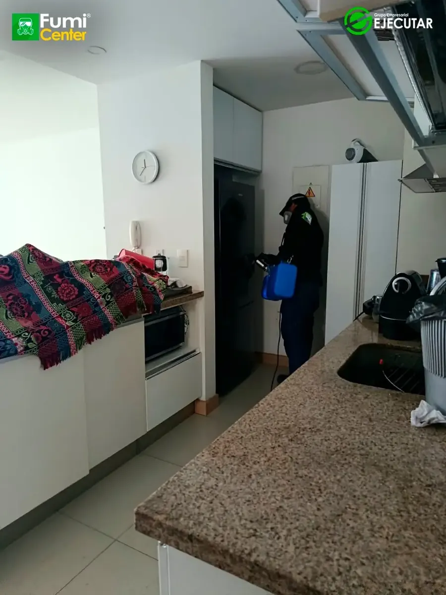 Técnico de FumiCenter revisando y tratando clósets, cocina y áreas de un apartamento en Santa Marta